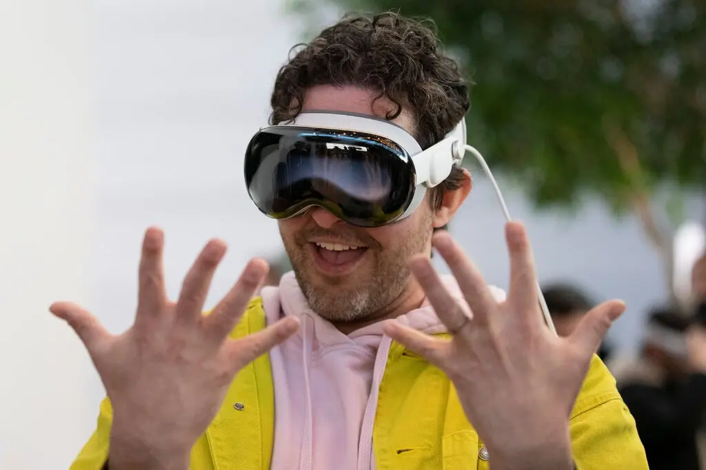 Stop Wearing Vision Pro Goggles WhileDriving Your Tesla, U.S. Says